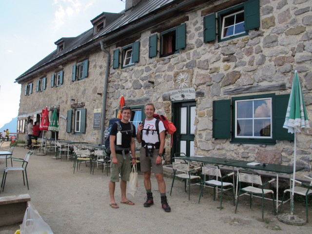 Christian und ich bei der Dachstein-Südwandhütte, 1.871 m (18. Juli)