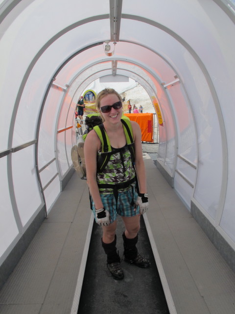 Sabrina zwischen Hallstätter Gletscher und Bergstation der Dachstein-Seilbahn (20. Juli)