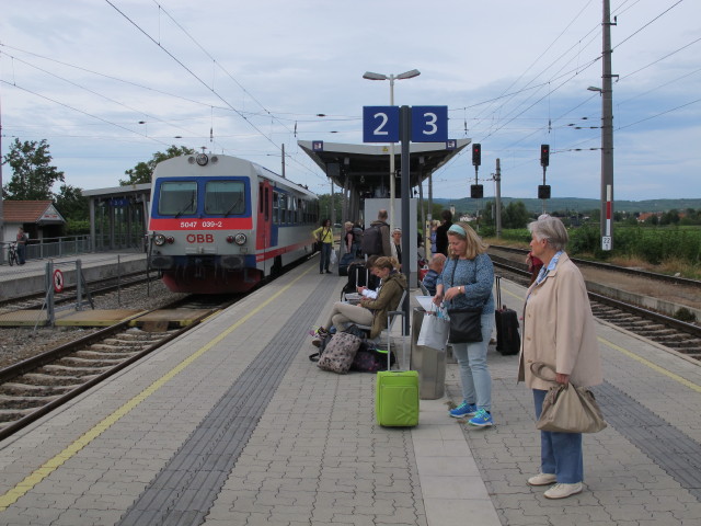 5047 039-2 als R 6248 im Bahnhof Hadersdorf am Kamp, 202 m