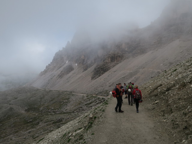 Erich, Christoph, Ulrike, Alexander, Helmut, Josef, Petra und Edith auf Weg 101 zwischen Paternsattel und Drei-Zinnen-Hütte