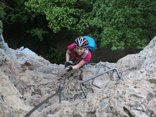 Währinger Klettersteig: Sabine zwischen Einstieg und Nische