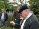 Kräuterpfarrer Benedikt im Kräutergarten des Stifts Geras
