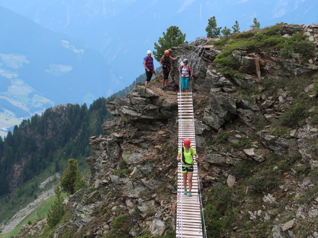 Speikboden-Klettersteig: Leonie und Sigrid auf der Nepalbrücke