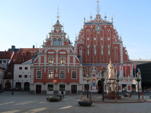 Melngalvju nams