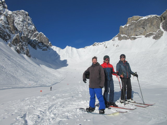 Markus, ich und Ronald neben der Piste 'Muggengrat - T&auml;li' (14. J&auml;n.)