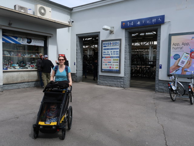 Nils und Sabine beim Bahnhof M&ouml;dling, 213 m