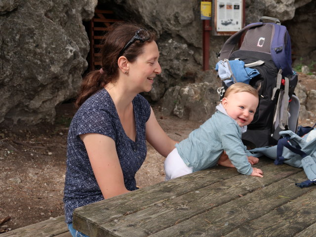 Sabine und Nils bei der Ein&ouml;dh&ouml;hle, 370 m
