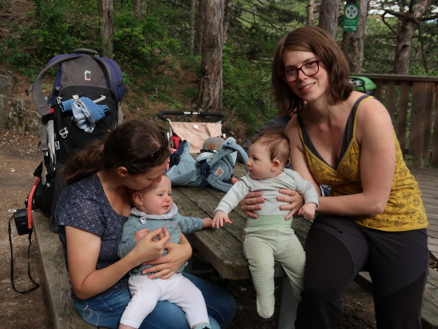Sabine, Nils, Ella und Hannelore bei der Ein&ouml;dh&ouml;hle, 370 m