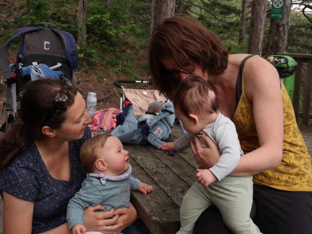 Sabine, Nils, Ella und Hannelore bei der Ein&ouml;dh&ouml;hle, 370 m