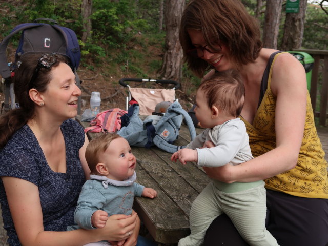 Sabine, Nils, Ella und Hannelore bei der Ein&ouml;dh&ouml;hle, 370 m