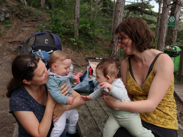 Sabine, Nils, Ella und Hannelore bei der Ein&ouml;dh&ouml;hle, 370 m