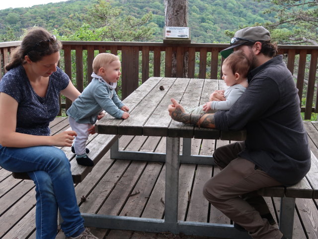 Sabine, Nils, Ella und Manuel bei der Ein&ouml;dh&ouml;hle, 370 m