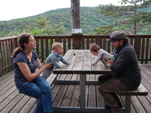 Sabine, Nils, Ella und Manuel bei der Ein&ouml;dh&ouml;hle, 370 m