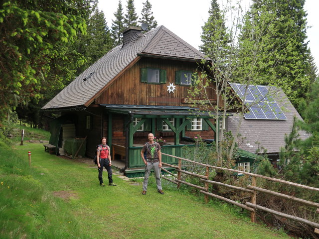 Carmen und Frank bei der Gr&uuml;nangerh&uuml;tte, 1.575 m (14. Juni)