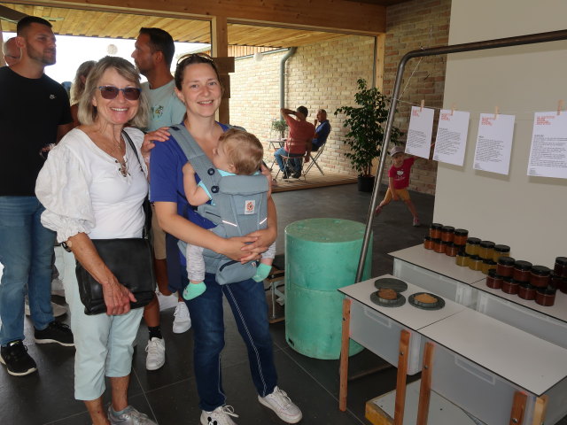 Mama, Sabine und Nils im &Ouml;sterReis-Hof in Gerasdorf