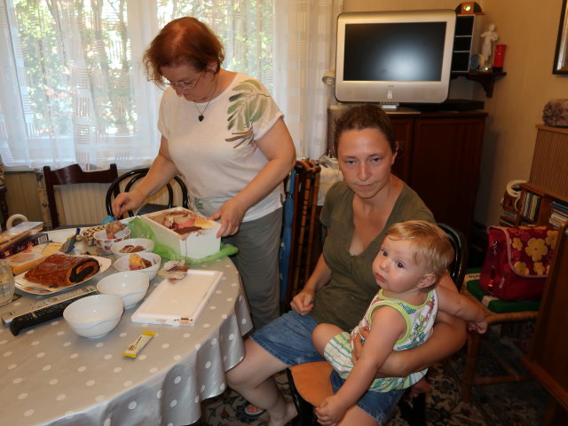 Brigitte, Sabine und Nils in der Wohnung von Sabines Gro&szlig;eltern