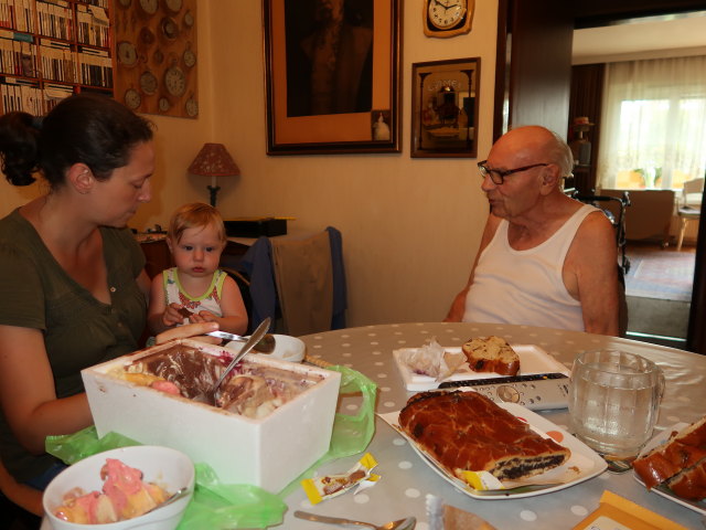 Sabine, Nils und Johann in der Wohnung von Sabines Gro&szlig;eltern