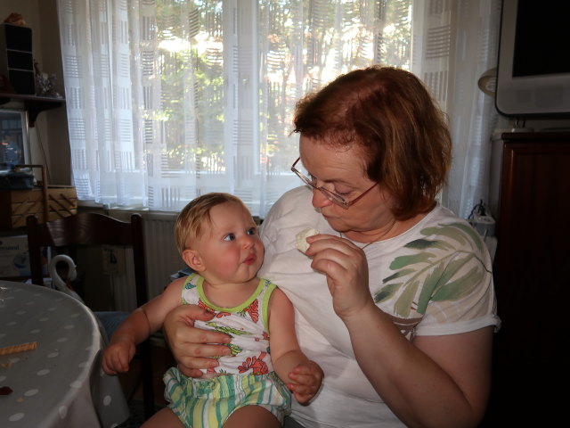 Nils und Brigitte in der Wohnung von Sabines Gro&szlig;eltern