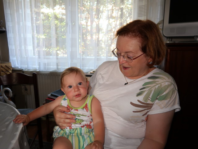 Nils und Brigitte in der Wohnung von Sabines Gro&szlig;eltern