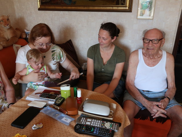 Nils, Brigitte, Sabine und Johann in der Wohnung von Sabines Gro&szlig;eltern