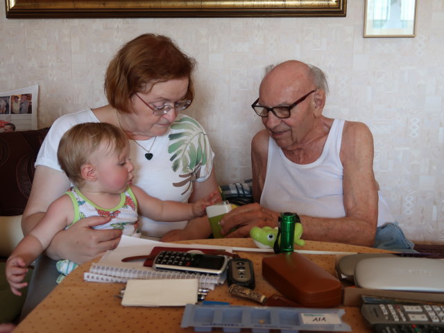 Nils, Brigitte und Johann in der Wohnung von Sabines Gro&szlig;eltern