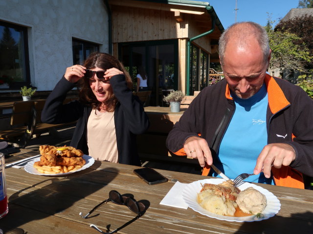 Melanie und Frank in der Jausenstation Sch&auml;ffer-Huber