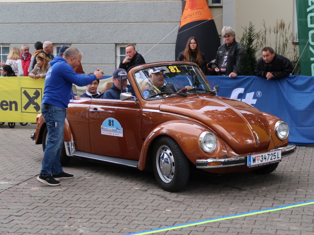 VW K&auml;fer 1303 Cabrio am Rathausplatz