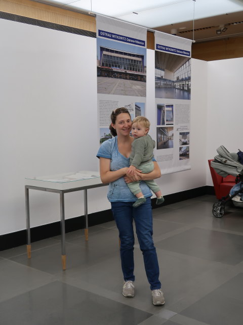 Sabine und Nils in der Ausstellung 'Bahnh&ouml;fe - Stationen in Europa'
