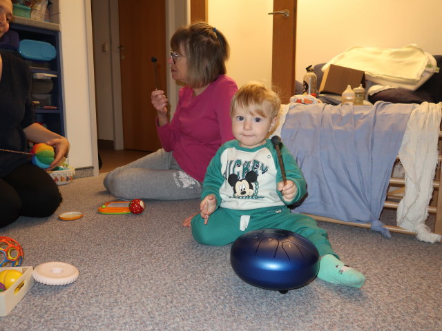 Mama und Nils in unserer Wohnung
