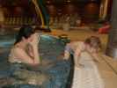 Sabine und Nils im Kleinkinderbecken