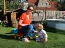 Sabine und Nils im Garten meiner Eltern