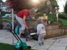 Mama und Nils im Garten meiner Eltern