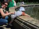 Schlosspark: Sabine und Nils beim Springbrunnen