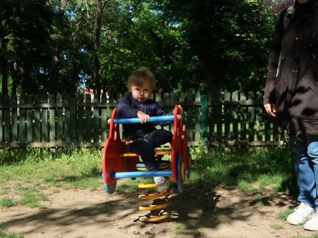 Nils und Sabine am Erlebnisspielplatz Schlosspark Wolkersdorf