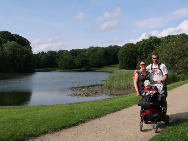 Sabine, Nils und ich im Frederiksborg Haven in Hiller&oslash;d (1. Juni)