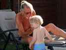 Papa und Nils im Garten meiner Eltern