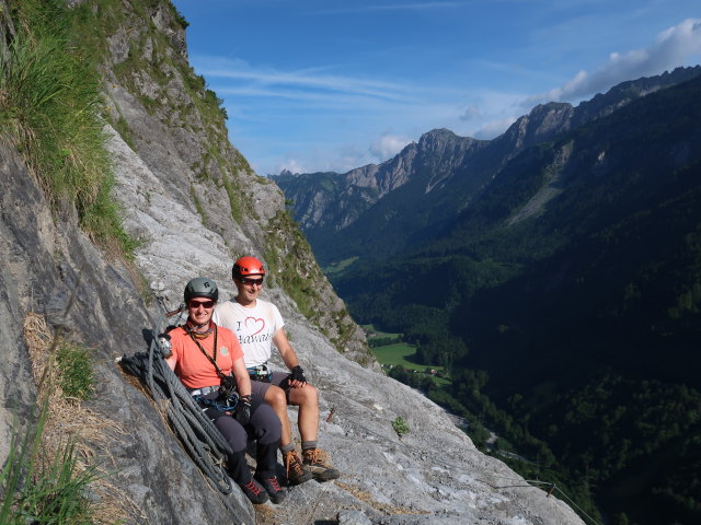 Klostertaler Klettersteig: Carmen und ich auf der Rastbank