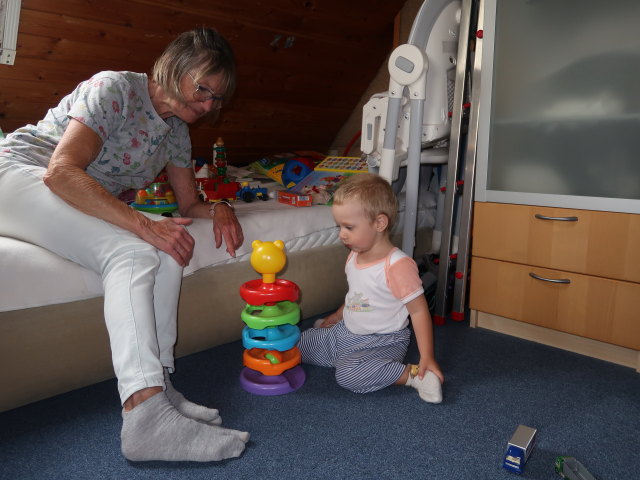 Mama und Nils im Haus meiner Eltern (4. Aug.)