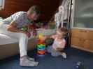 Mama und Nils im Haus meiner Eltern (4. Aug.)
