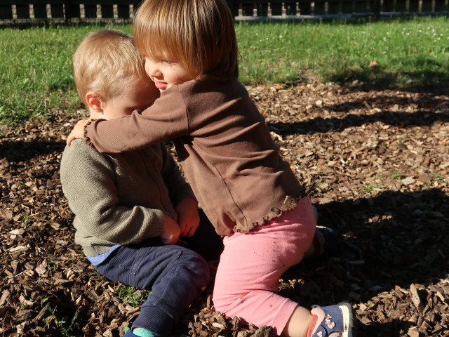 Nils und Ella am Spielplatz H&ouml;flein
