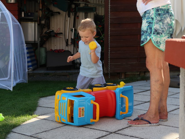 Nils und Mama im Garten meiner Eltern (1. Sep.)