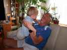 Nils und Papa im Haus meiner Eltern (2. Sep.)