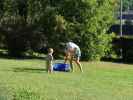 Nils und Mama im Garten meiner Oma