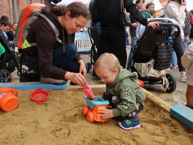 Sabine und Nils am Mistplatz Hernals