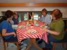 Sabine, Nils, Mama und Brigitte in unserer Wohnung