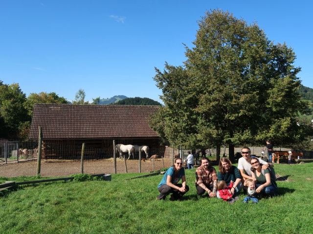 Ursa, Manuel, Ella, Hannelore, ich, Nils und Sabine im Tierpark Buchenberg