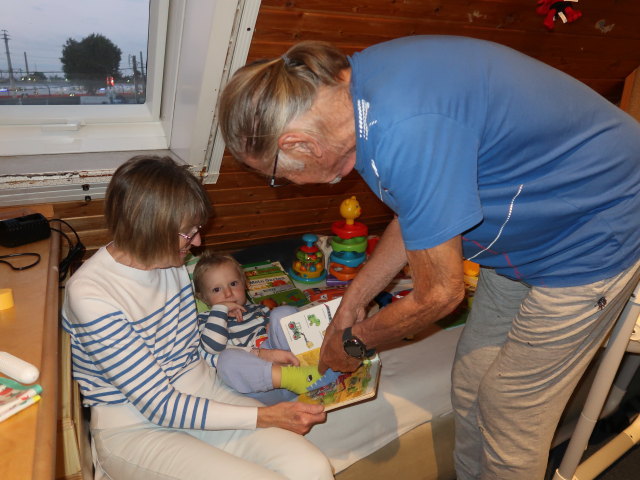 Mama, Nils und Papa im Haus meiner Eltern