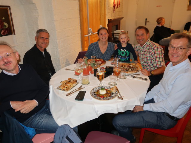 Karl, Friedrich, Sabine, Nils, ich und Erich in der Pizzeria Figoletta