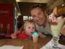 Nils und ich im Eissalon Dolce Vita