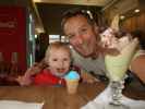 Nils und ich im Eissalon Dolce Vita